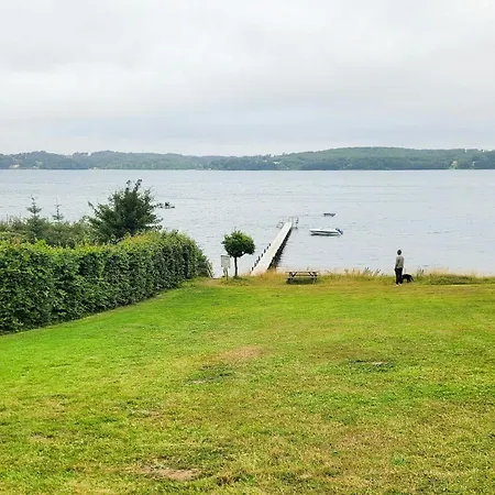 Сasa de vacaciones Black-painted Wooden House Overlooking Vejle Fjord *
